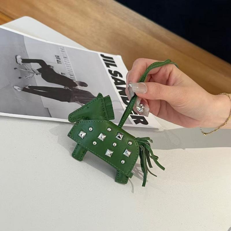 Üst Düzey El Yapımı Deri Zırhlı Savaş Atı Kolye Ucu Moda Gümüş Perçinli At Çantası Süsü Aksesuarları Araba Kolye Ucu Doğum Günü Hediyesi