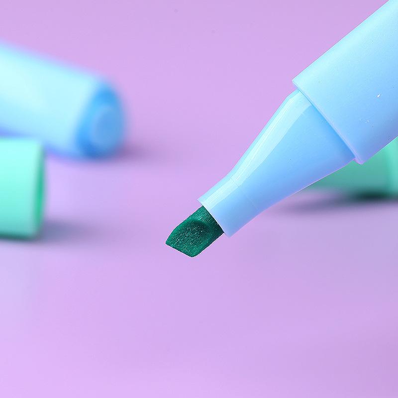Highlighting Pen with Distinct Markings, Single-ended Triangular Shaft, Multi-color Soft Tip, for Marking in Notebooks and Handbooks.