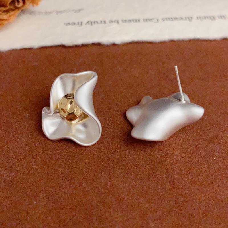 Niche Design Sense Temperament Simple Copper Flower Petal Earrings Fashion Luxury High-end Real Gold Plating Needle