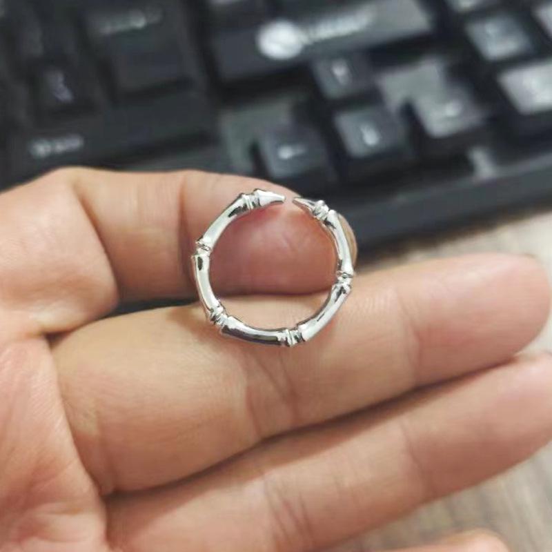 Inel Stea cu Cinci Colțuri pentru Femei - Lux Lejer, Design Coreean High-End, Bandă Argintie pentru Degetul Arătător, Perfect pentru Studente.