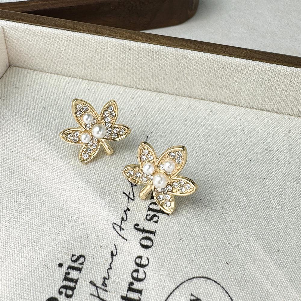 Premium Maple Leaf Earrings Women'S Chao Street Shooting Temperament Earrings Pendant Earrings Copper Inlaid Zirconium Exquisite Earrings