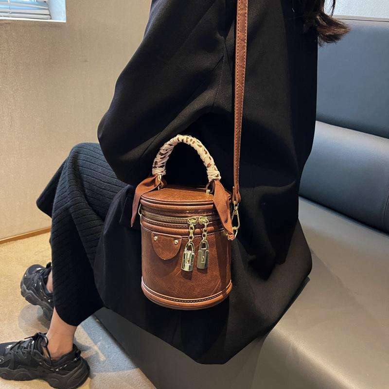 Textured retro bag women's autumn and winter new fashion retro shoulder messenger bag portable bucket bag tide