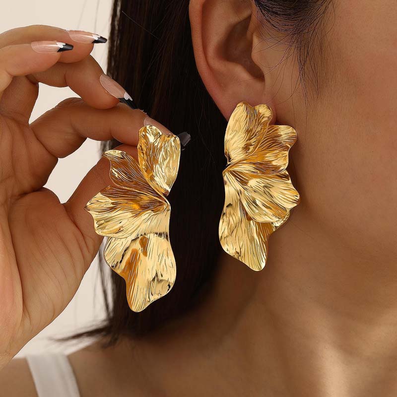 Vintage Metal Pleated Leaf Stud Earrings For Women Exaggerated Gold Irregular Petal Piercing Earring Party Ear Accessories