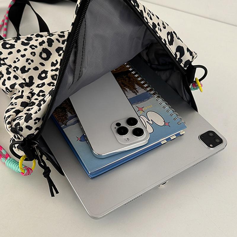 Rucksack in Sternform mit Leopardenmuster, verstellbarem Riemen, lässiger Schultertasche aus Nylon für Reisen, Shopping und Partys KTY