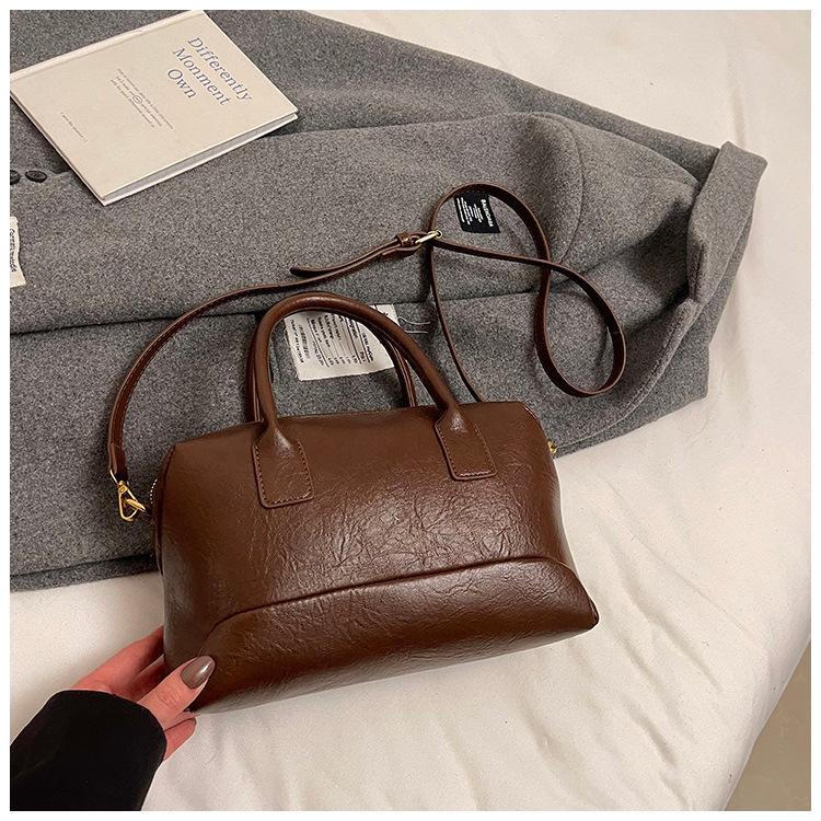 

Korean large-capacity portable small square bag retro fashion commuter shoulder bag 2025 autumn high-value messenger bag women