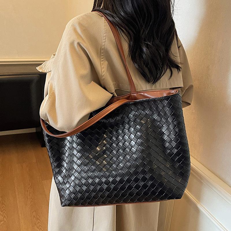 Large capacity bag women's bag new fashion versatile shoulder bag commuter woven tote bag autumn and winter big bag
