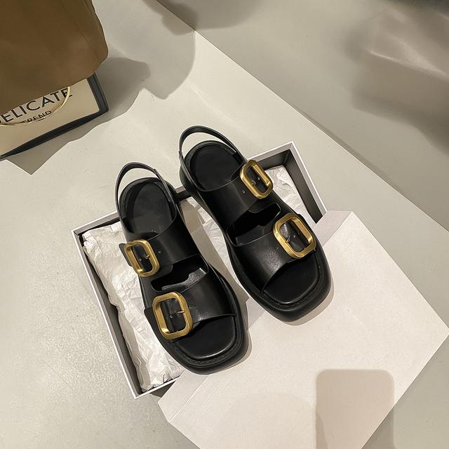 

Черно-белые кожаные сандалии. Летняя женская обувь. Сандалии на плоской подошве с квадратным носком. Модные простые сандалии с металлической квадратной пряжкой на толстой подошве. 35 чёрный