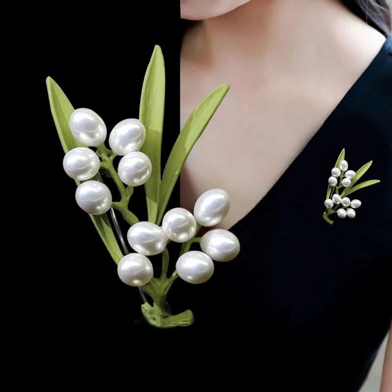 Three-Dimensional Leaf and Pearl Brooch Pin Elegant Design Natural Shape Accessories for Women and Girls Suitable for Various Occasions One Size