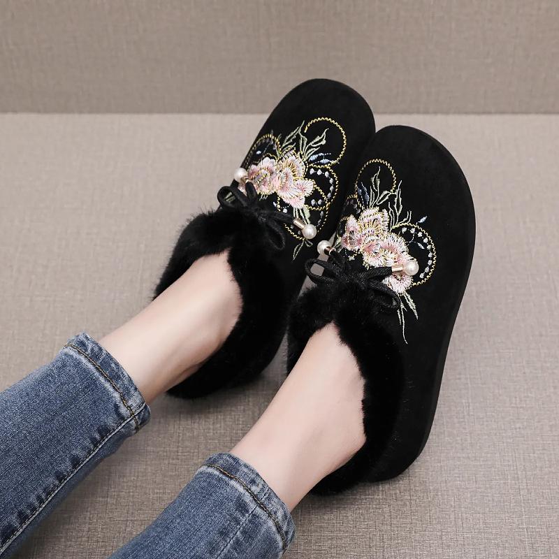 

Зимние новые хлопковые туфли старого Пекина на мягкой подошве, утолщенные, модные, с вышивкой, на плоской подошве, теплые, с вельветом, женские туфли для мамы 35
