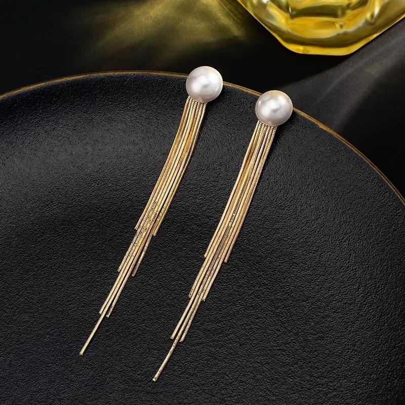 Orecchini alla moda con frange, lussuosi e sofisticati, dal fascino elegante. Lunghi Orecchini di Perle per uno Stile Versatile e Raffinato.