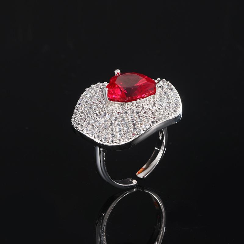 Briliantní holubí krvavě červený zubní tvar luxusní červený korundem zbarvený drahokamový prsten láska luxus zirkonový prsten