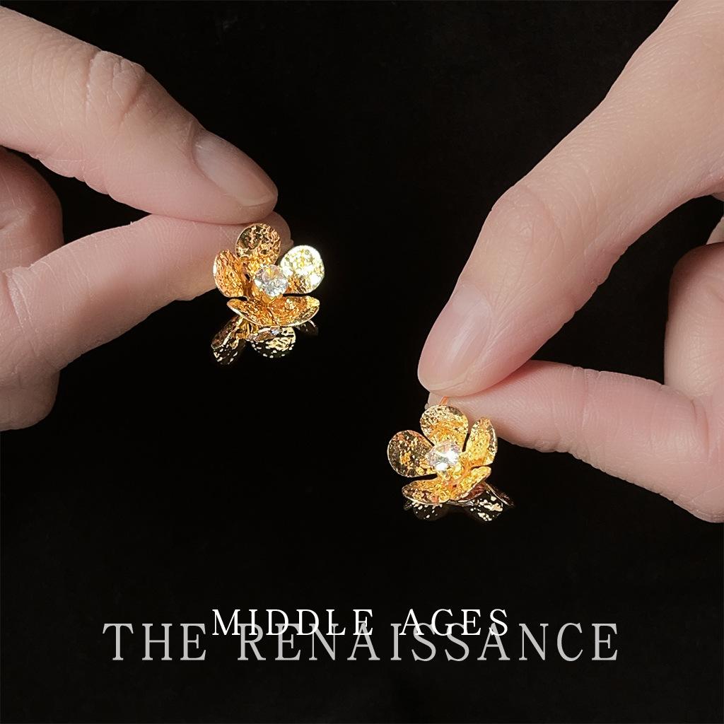 Серьги-гвоздики с трехмерным цветком в технике молоткового чекана ретро легкая роскошь женские французские серьги