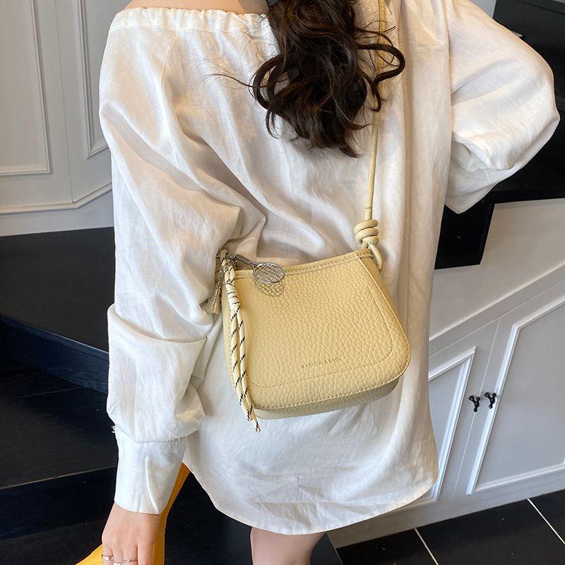 

South Korea Litchi Pattern Small Bucket Bag Female 2025 New Arrival Casual Minimalist Messenger Bag Daily Work Clothing Mobile Phone Bag Yellow