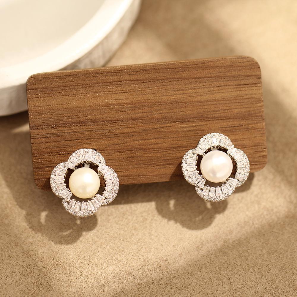 New stone clover pearl earrings temperament freshwater pearl versatile gold and silver two-color earless earclip earrings