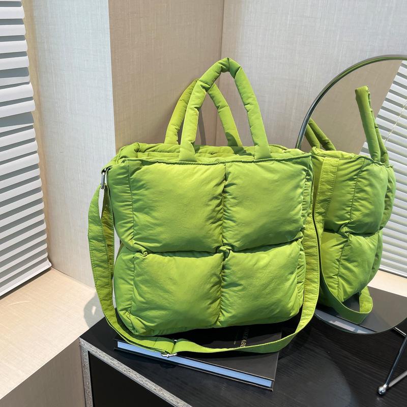 Женская легкая сумка через плечо с хлопковым наполнителем из пуха 2025 года - Стильная маленькая квадратная сумочка темно-зеленого 1590₽