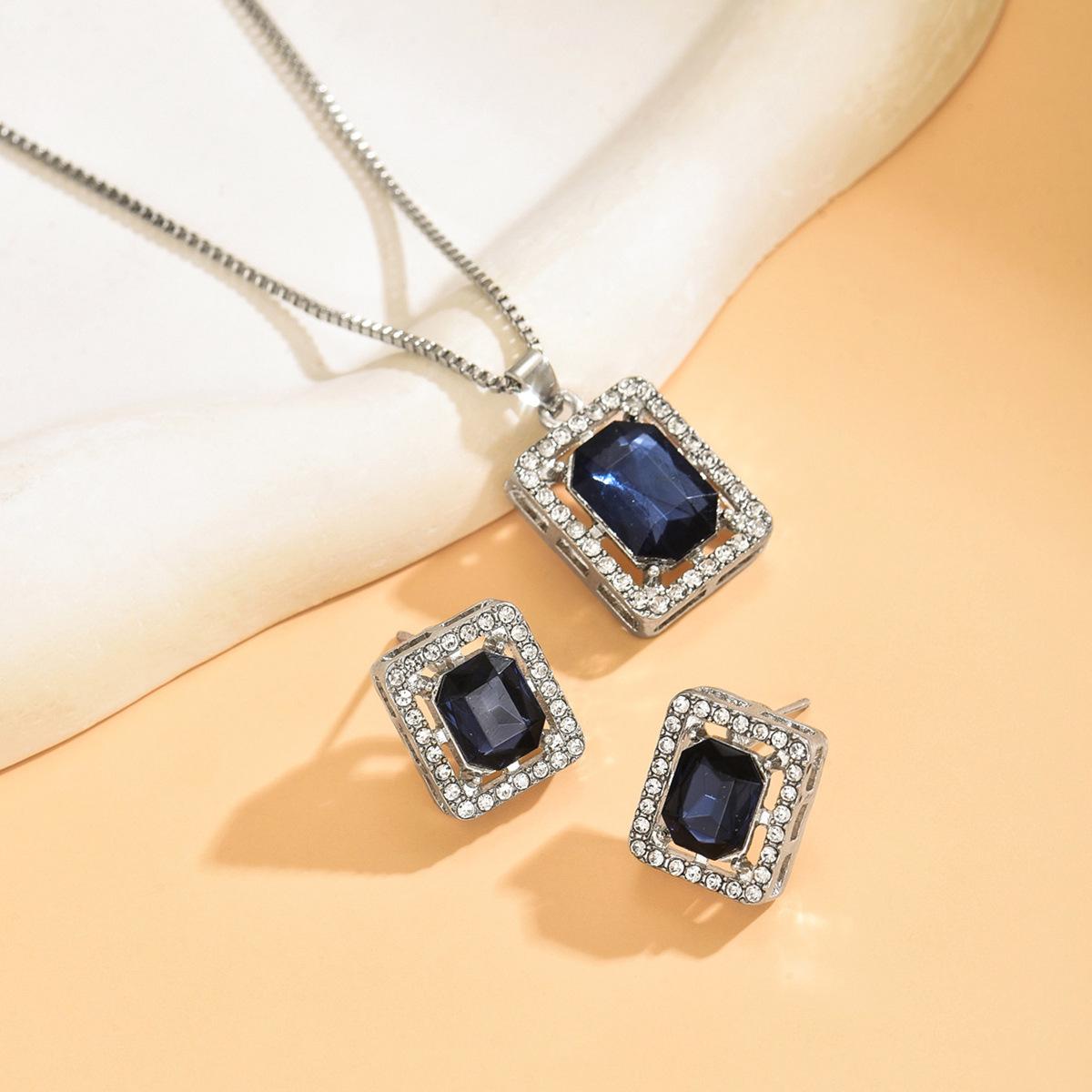

Square diamond necklace, earrings, jewelry, European and American niche light luxury, high-end sense, hollow design sense, temperament jewelry set