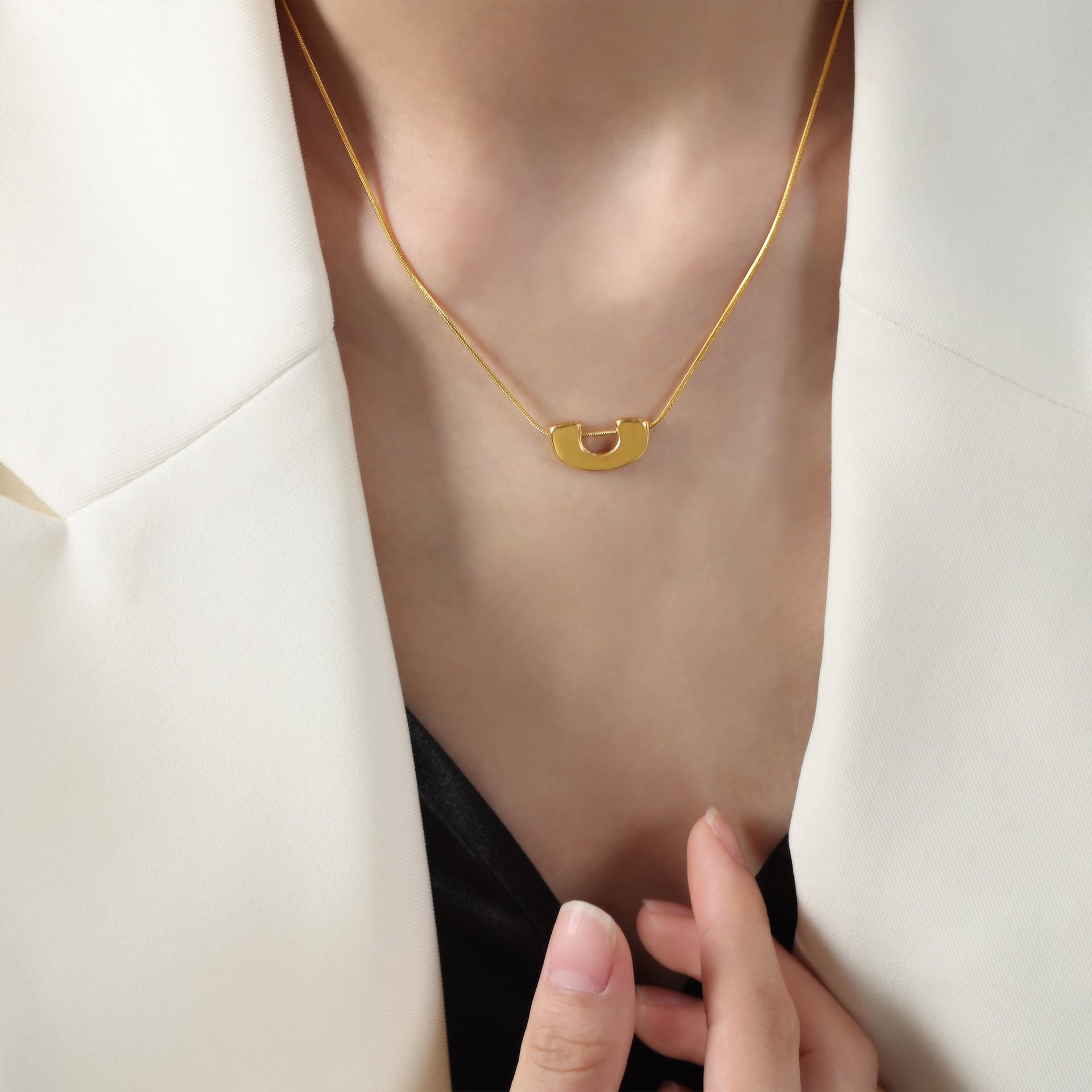 

Легкая роскошная круглая змеиная цепочка из титановой стали 18-каратного золота индивидуальность темперамент ключичная цепочка ожерелье для женщин