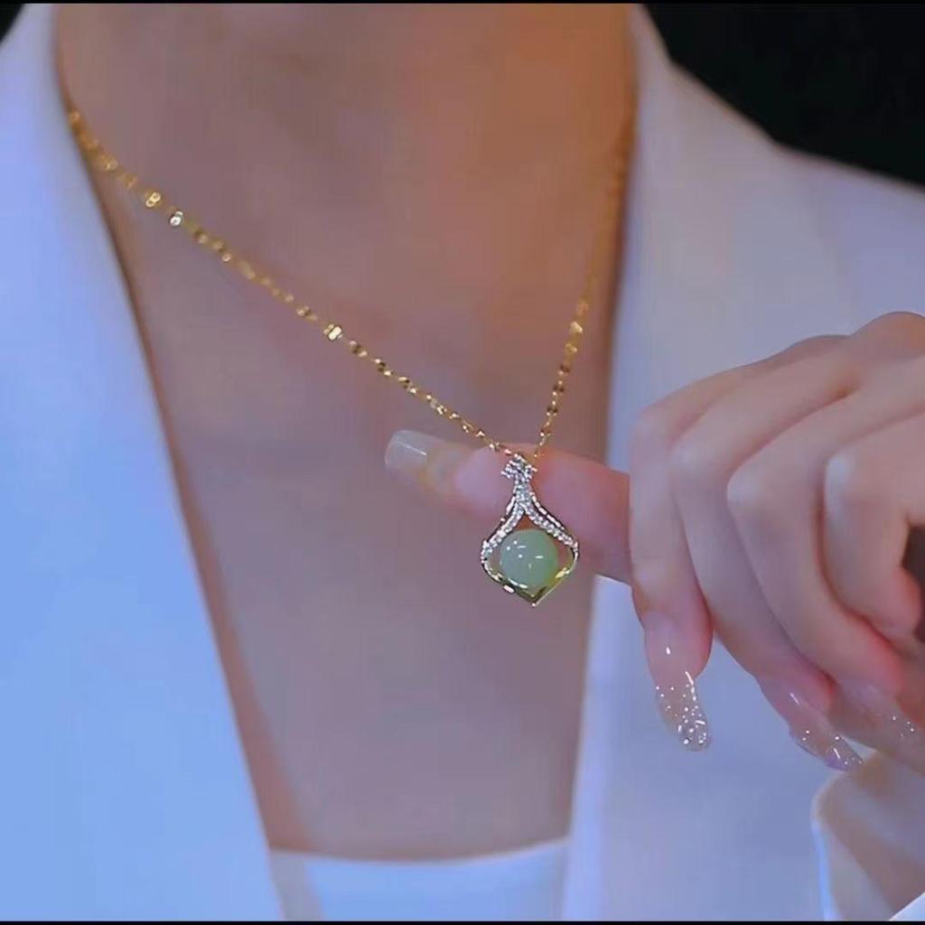 Elegant Temperament Pendant Necklace - High-Quality, Light Luxury, Versatile Clavicle Chain for Women, Niche Design, Internet Celebrity Style.