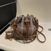 Today's fashion and large-capacity retro plaid strap bag women's new messenger bag bucket bag