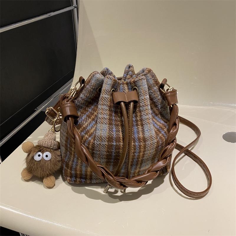 Today's fashion and large-capacity retro plaid strap bag women's new messenger bag bucket bag