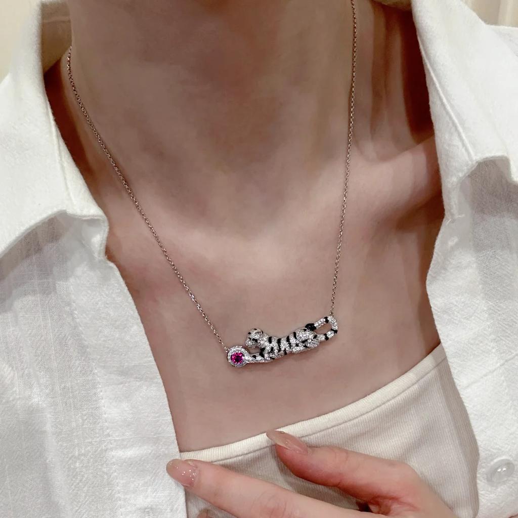 Vintage Medieval Heavy Industry Red Corundum Cheetah Necklace Light Luxury Full Diamond Leopard Collarbone Chain Leopard Pendant Female