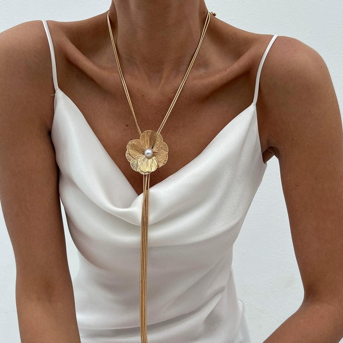 

2025 Vintage Long Tassels Flower Pendants Necklace for Women Chest Chain Sweater Snake Bone Chain Choker On Neck Fashion Jewelry