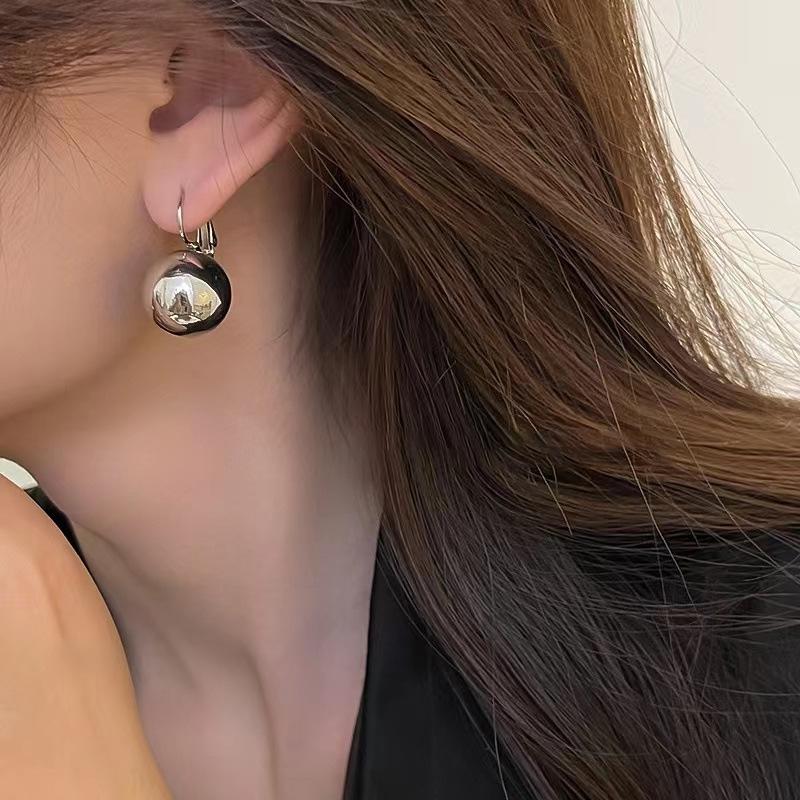 

2024 Luxury Metal Round Ball Drop Earrings: Trendy Niche Design