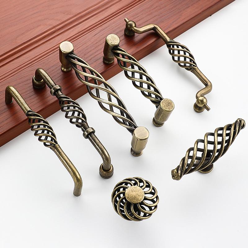 Dekorativer Vogelkäfig Bronzegriffe für einen Vintage-Look an Schränken