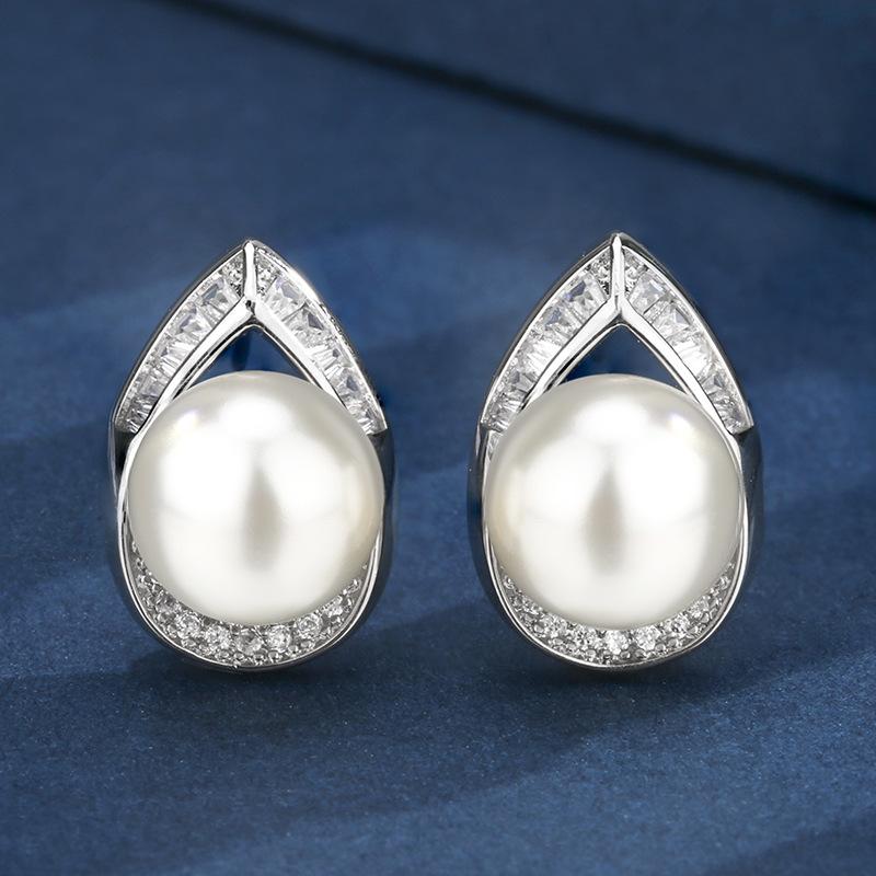 Ювелирные изделия Медное основание Позолоченные Искусственный жемчуг Темпераментные серьги-пусеты 10 мм