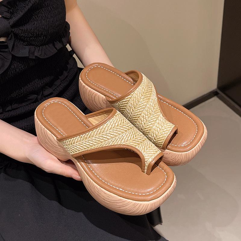 Slippers women's outer wear fire in the summer of 2025 new models go out temperament retro foot flip-flops