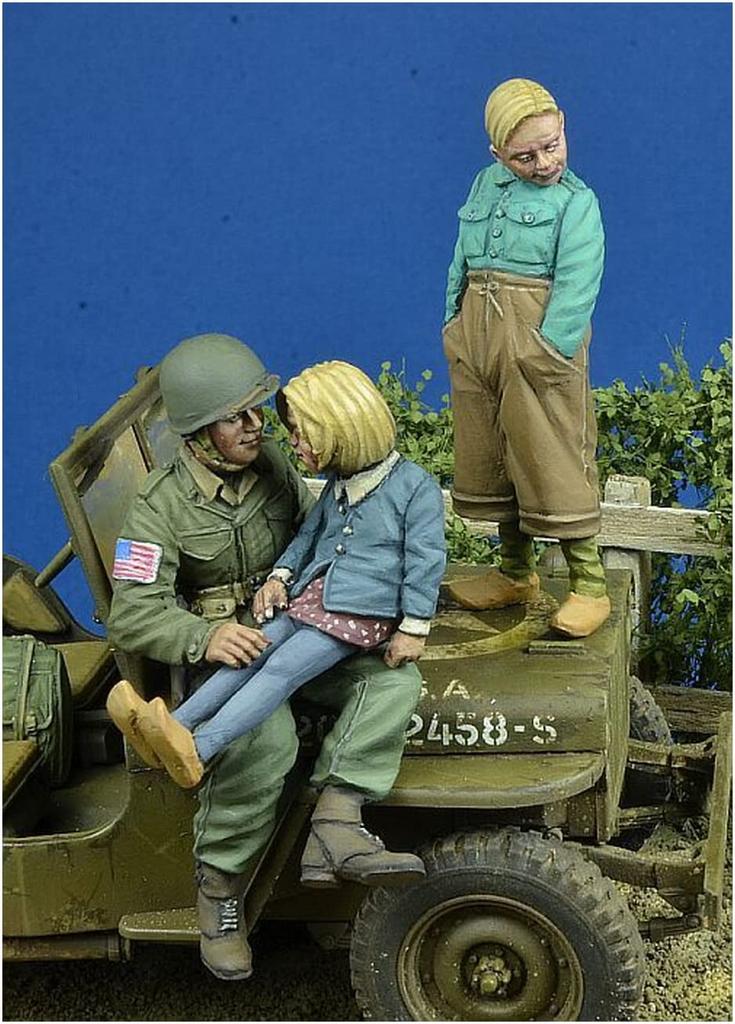 Miniatures WWII US Army Paratroopers and Boys and Girls Set of 3 Resin Kit DD35216 D-Day 1/35 1944-1945
