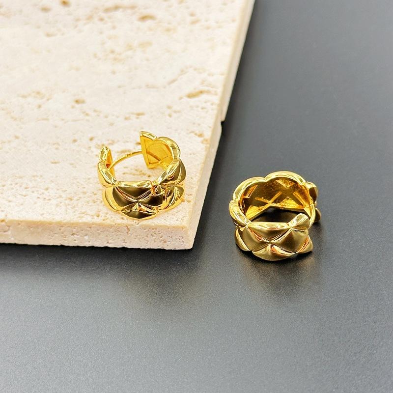 

French High-End Rhombus Pattern Gold Circle Earrings Femininity Light Luxury Ear Buckle Earrings Are In Stock.
