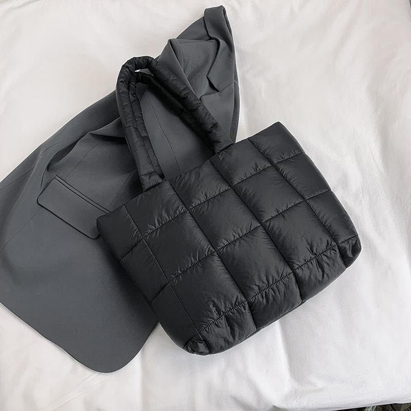 

Однотонная простая модная маленькая свежая сумка 2025 зима новая сумка-тоут на плечо подмышку