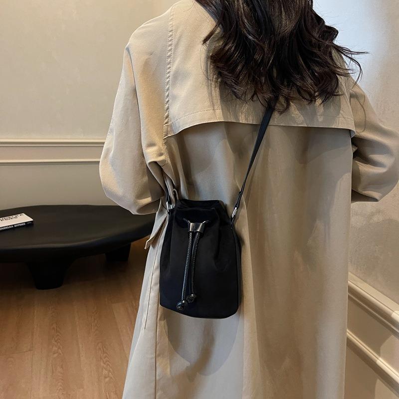 Retro casual bucket bag women's new autumn fashion simple shoulder bag niche design messenger bag