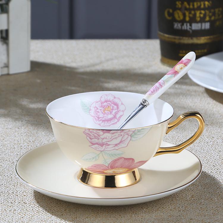 Taza de café de porcelana dorada pintada a mano de estilo europeo con cuchara: un regalo elegante para el hogar, la oficina o el exterior.