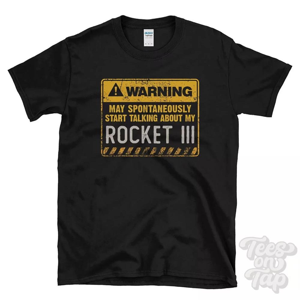 

Футболка Knight Rocket 2025 года с дизайном Мотоцикл TRIUMPH Удивительный и забавный подарок на мотоцикл Роскошь для мужчин и женщин высокого Y2K S