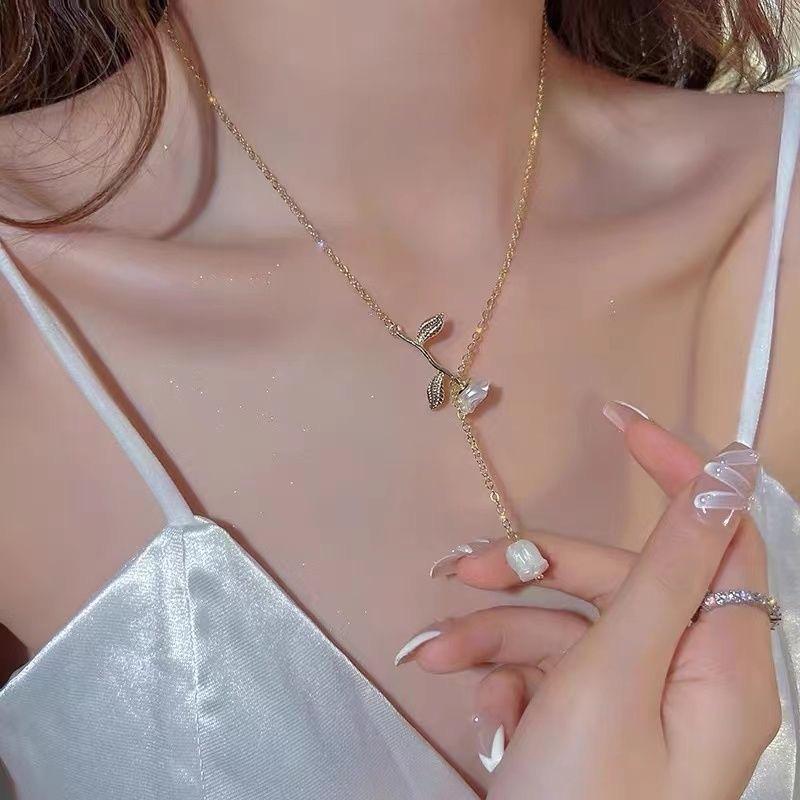 Rose wind chimes necklace female niche design high-end flower pendant neck chain super fairy French retro collarbone chain