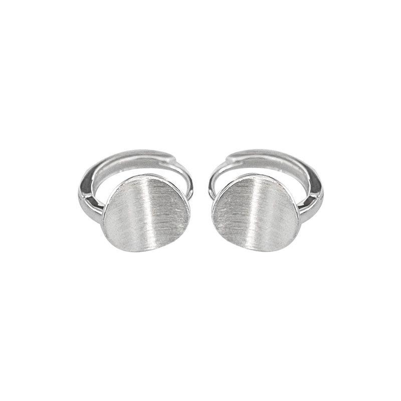 

Изогнутые круглые серьги. Геометрический простой дизайн и стильный стиль.