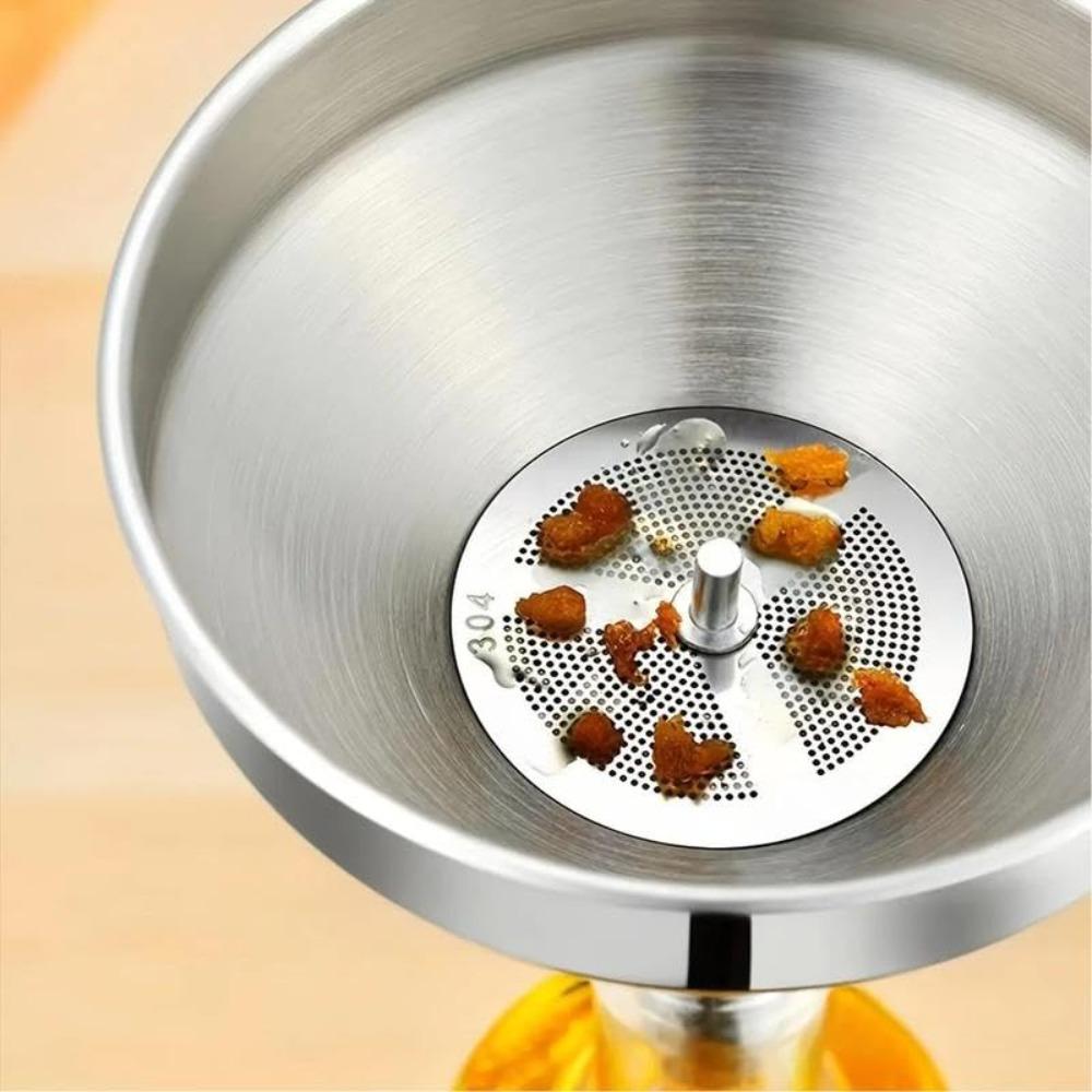 The funnel filter leaks oil, and the kitchen oil pouring device has a thicker and larger caliber for home use