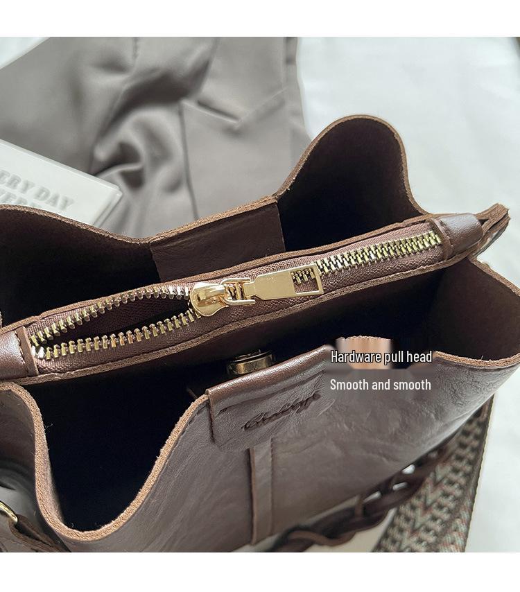 2025 Autumn/Winter Retro Crossbody Bucket Bag – Large Capacity, Trendy Niche Underarm Handbag