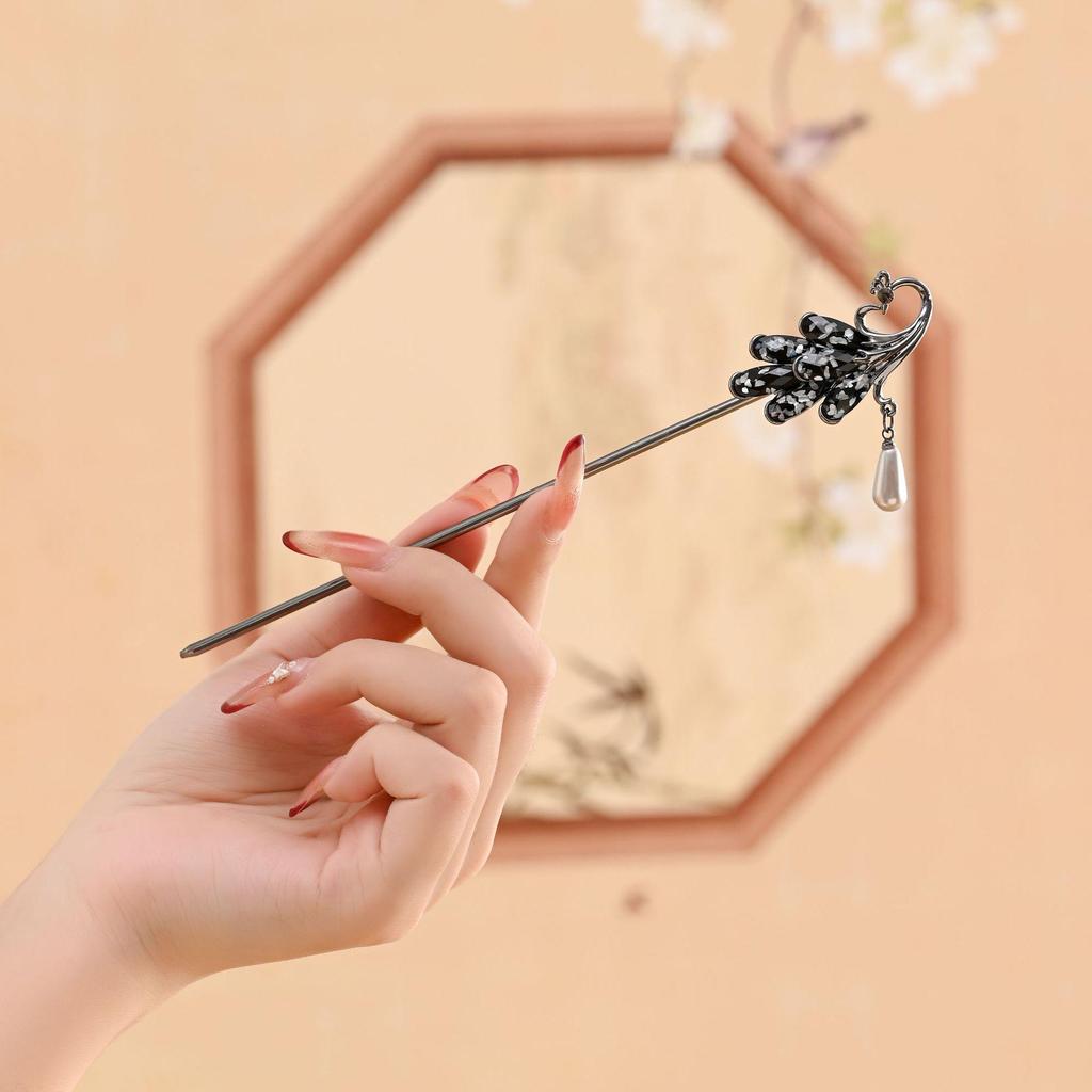 Vintage Butterfly Flower Tassel Hairpin for Qipao and Hanfu - Alloy Buyao Hair Accessory for Women
