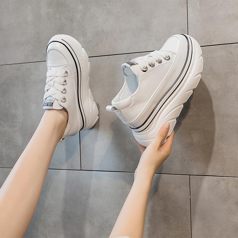 

Маленькие белые туфли женские новые туфли на платформе одинарные туфли маффины универсальные спортивные кеды на доске с внутренней высотой увеличение повседневные туфли маленький размер 38