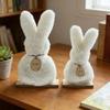 2 st Pälsklädda Kaninfigurer Påsk Plysch Vita Kaniner på Träbas för Vårfest Hemma Kontor Bordsskiva Dekoration