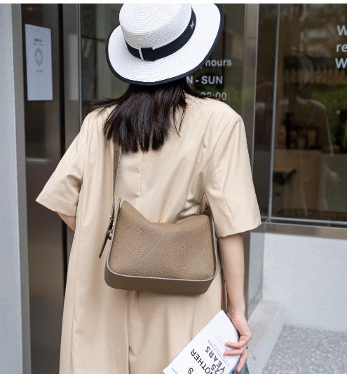 Niche design leather tote bag fashion leather portable pillow bag large capacity commuter versatile shoulder messenger bag