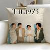 Klassische Band The 1975 Kissenbezug Weich Leicht zu Waschen Kissenhülle Vielseitig für Sofa Bett Reisen und Büro