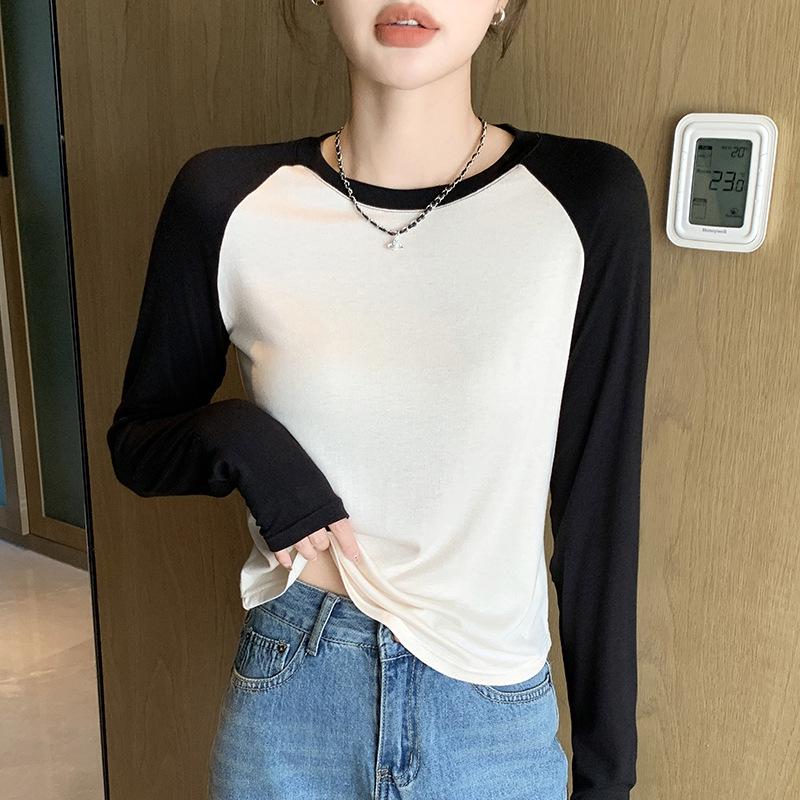 Women's Black and White Patchwork Long Sleeve Retro Slim Fit T-shirt, 2026 Spring/Autumn, Round Neck Base Layer.