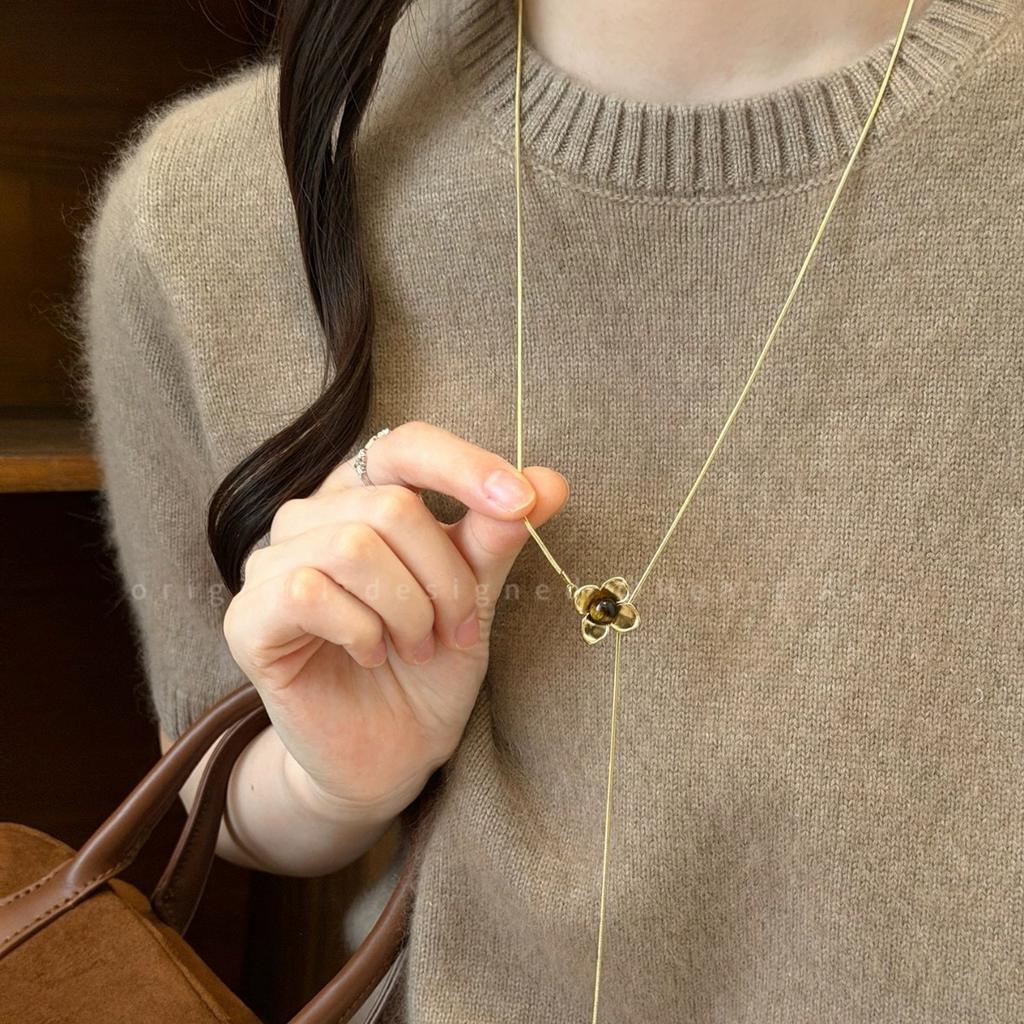 Winter and Autumn Vintage Tiger-eye Stone Heart-shaped Flower Pendant Pull Necklace for Elegant Women's Sweater Chain