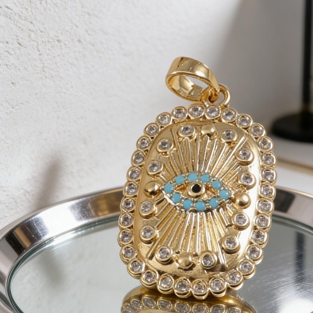 Ciondolo Occhio Blu Turco: Forma Ovale con Motivo Solare, Placcatura in Oro e Intarsio di Diamanti su Catena per Clavicola.