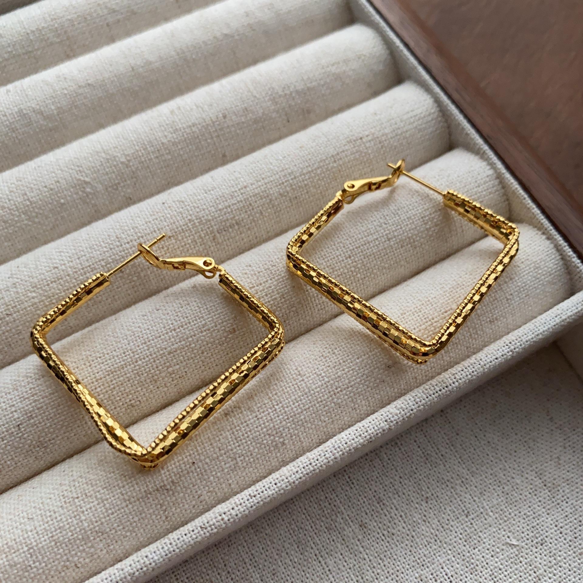 Light luxury fashion geometric heart earrings retro exquisite minimalist high-end earrings sweet cool trend personalized versatile earrings
