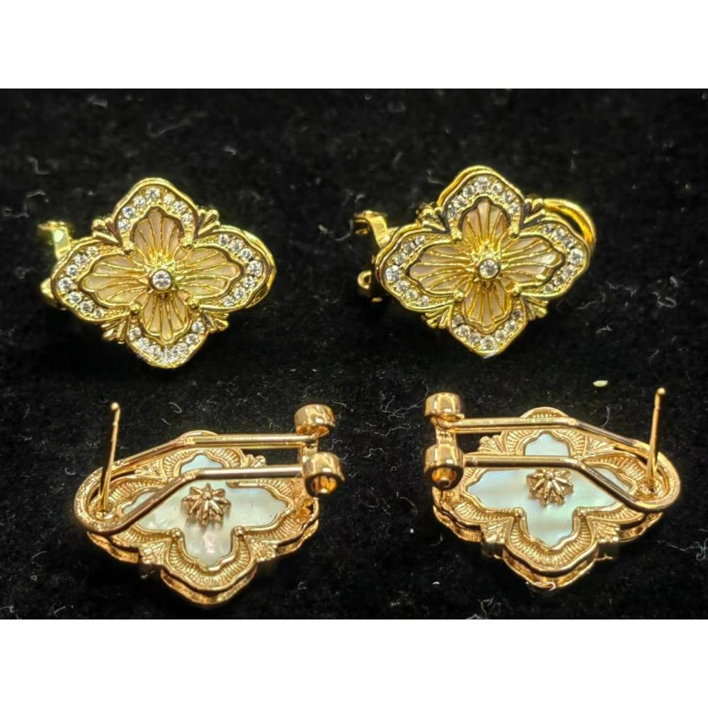 Серьги-гвоздики Четырехлистный клевер Крупный эмалированный белый рябчик с инкрустацией бриллиантами для женщин Metal Color: Yellow Gold